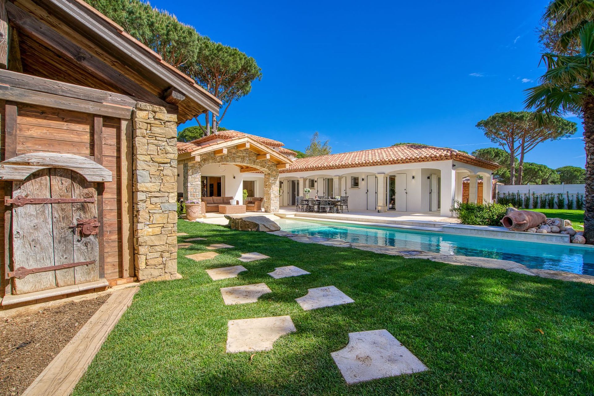 Une grande maison avec une piscine creusée