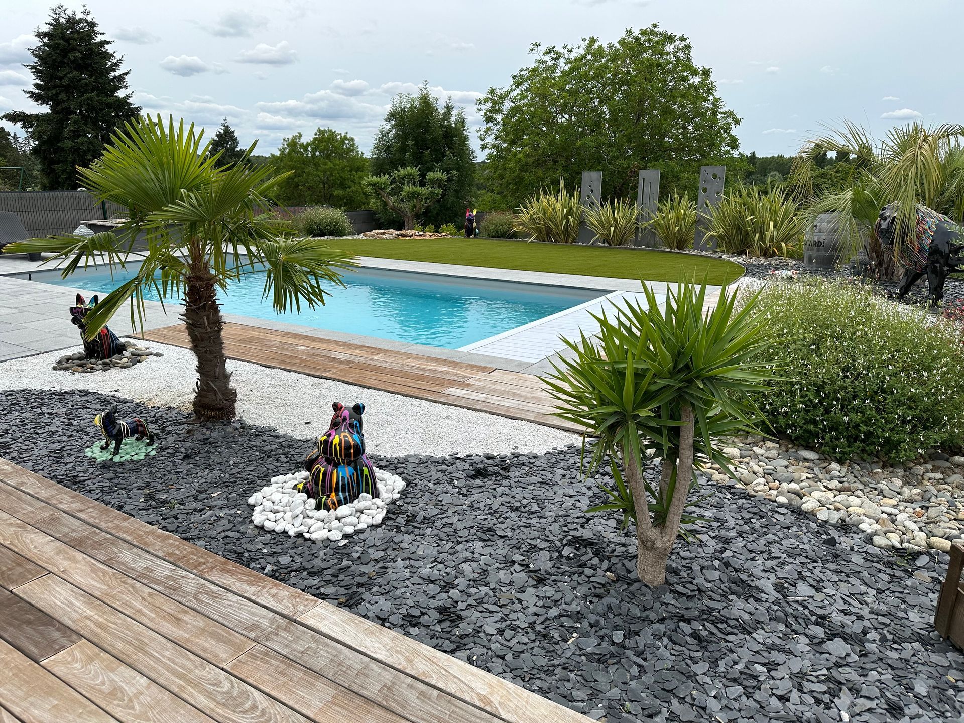 Piscine creusée avec des graviers aux abords