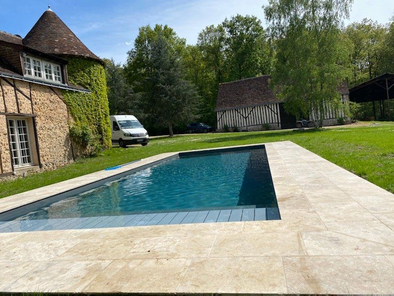 Un extérieur d'une maison avec une piscine creusée 