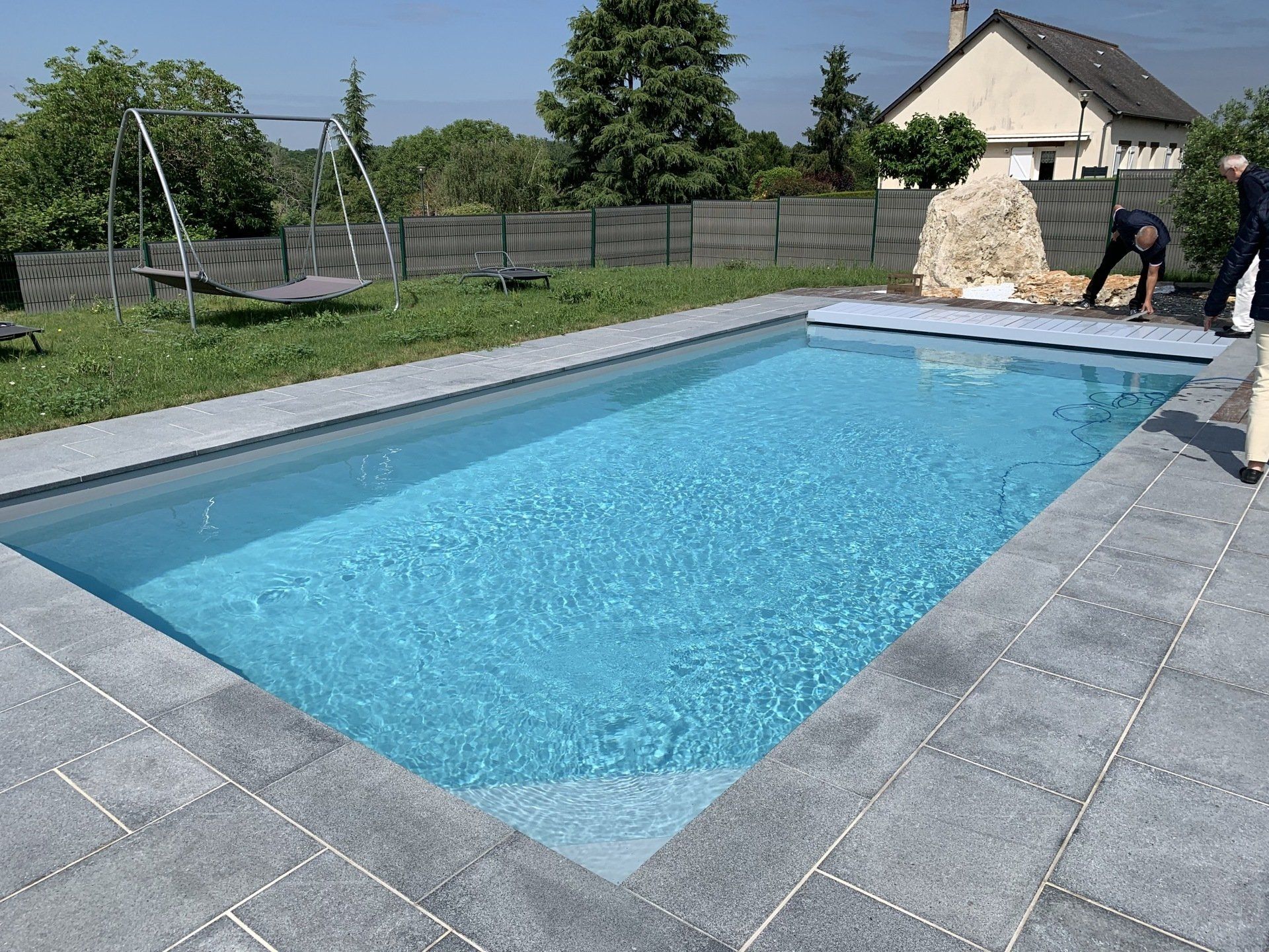 Une grande piscine creusée