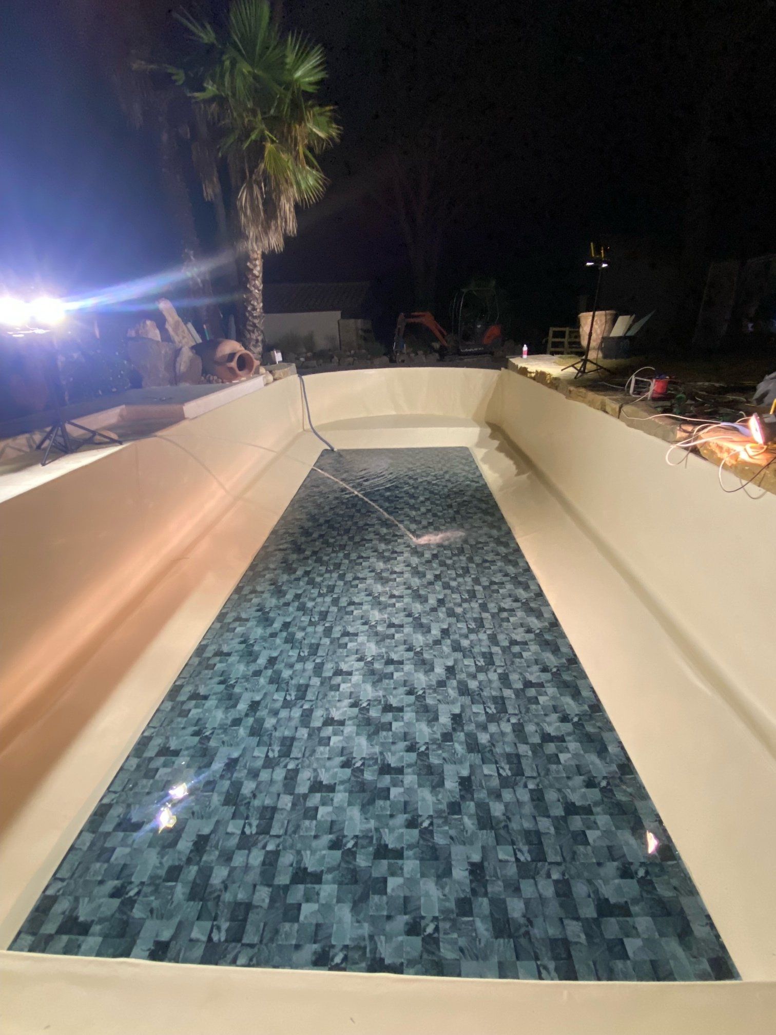 Piscine avec un revêtement avec des carreaux