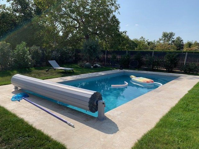 Une piscine avec un liner gris clair