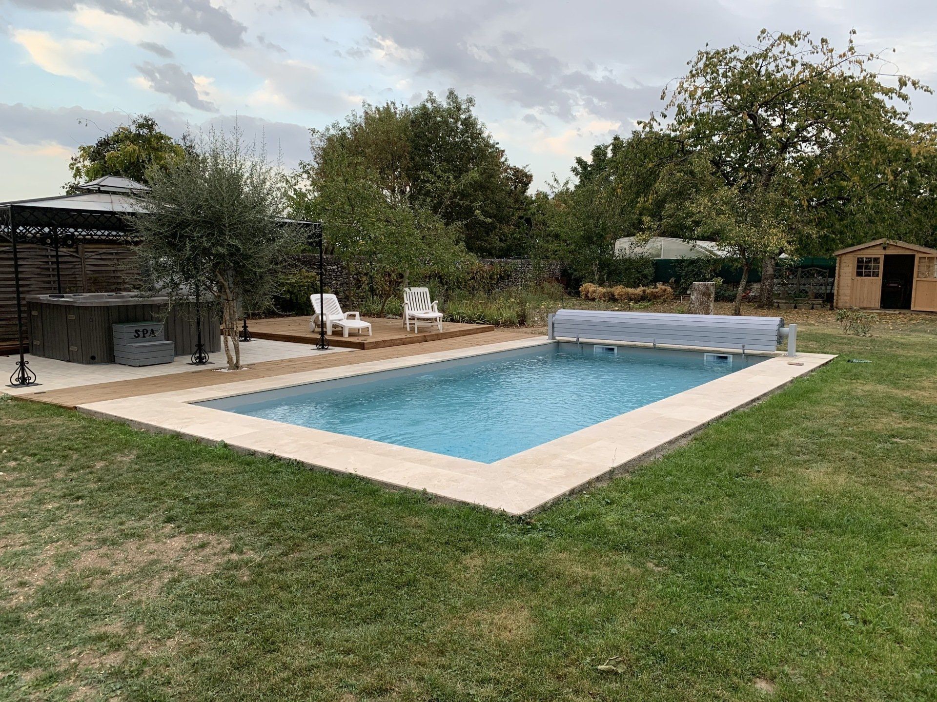 Une piscine, un spa et des transats