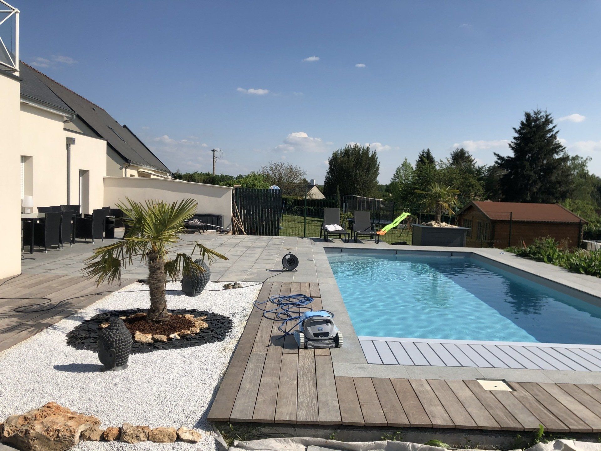 Piscine creusée avec un liner gris clair