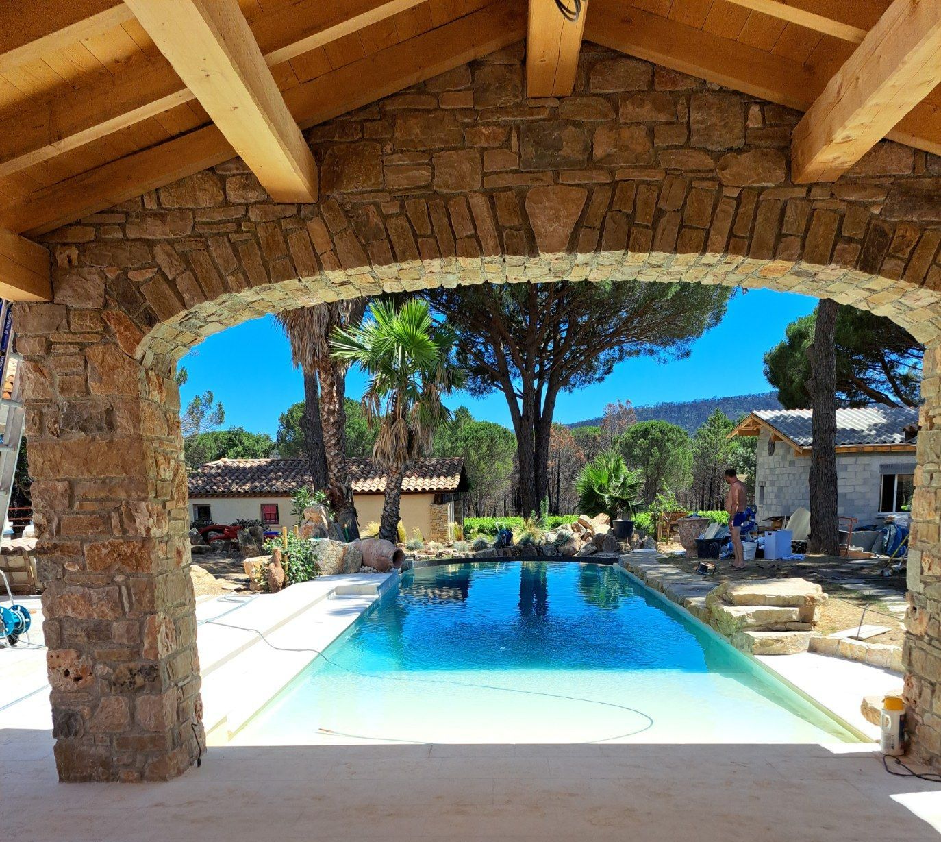 Une piscine creusée dans un grand jardin