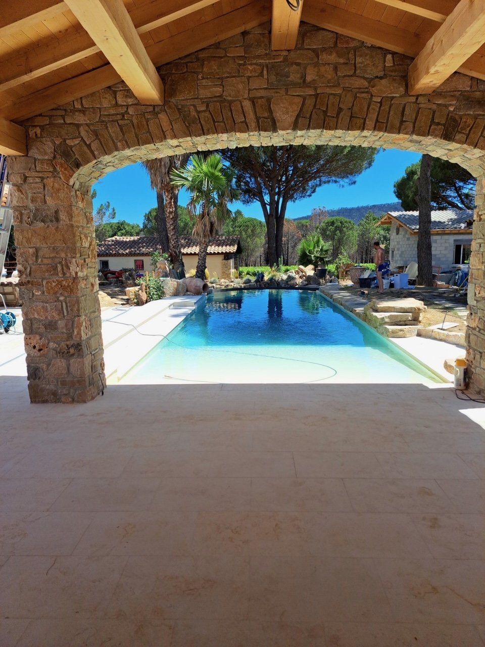 Grande piscine extérieure