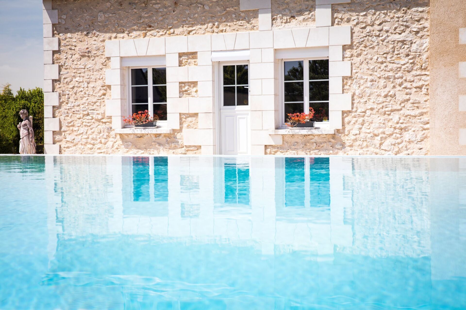 Piscine avec une façade d'une maison
