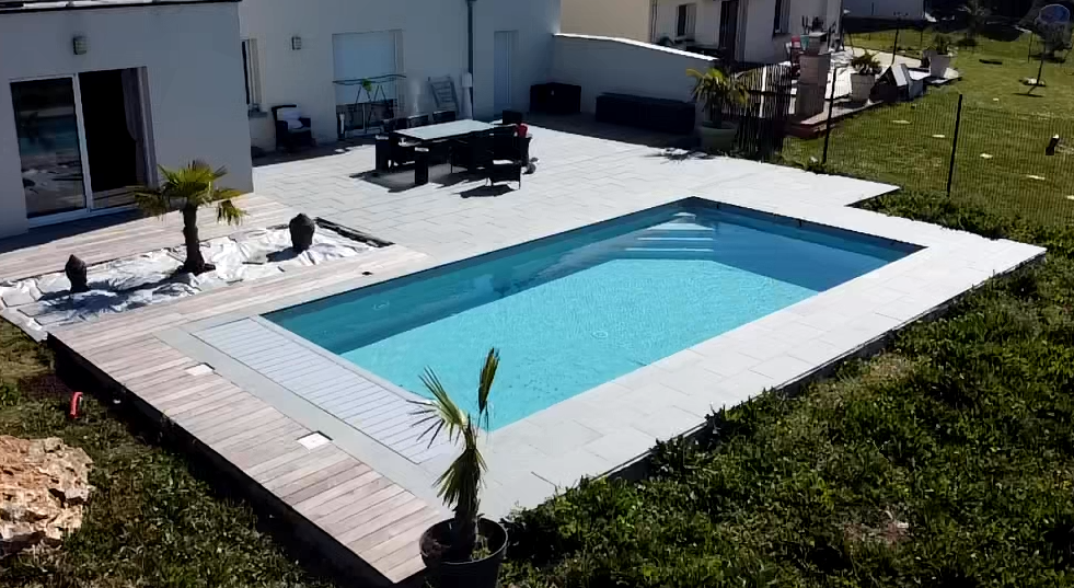 Piscine creusée avec des revêtements gris