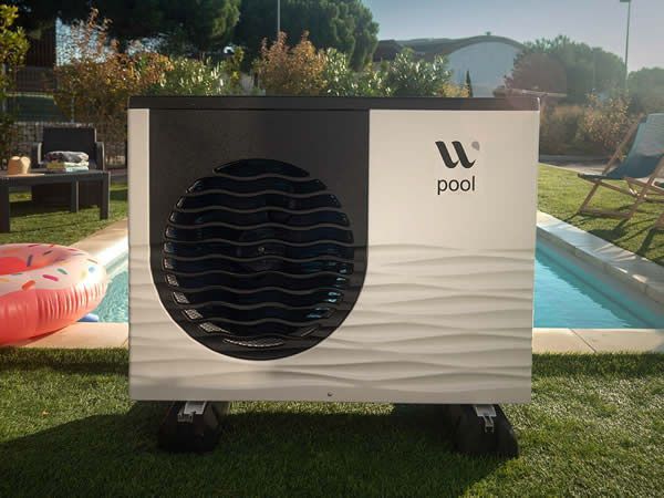 Pompe à chaleur W pool devant une piscine