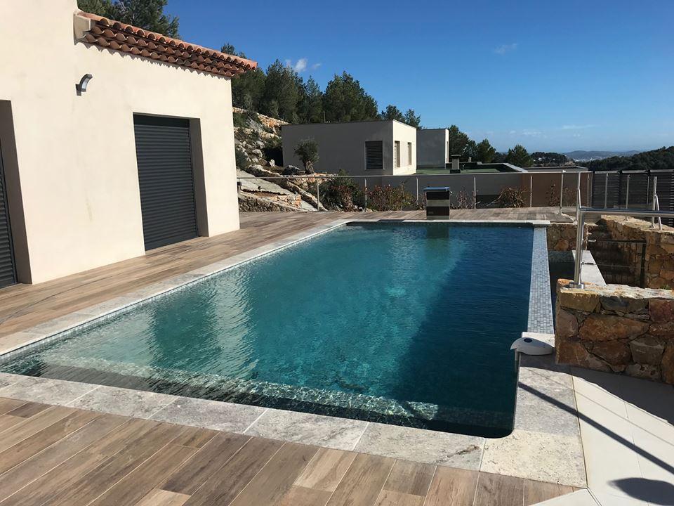 Construction de piscine et de bord de la piscine