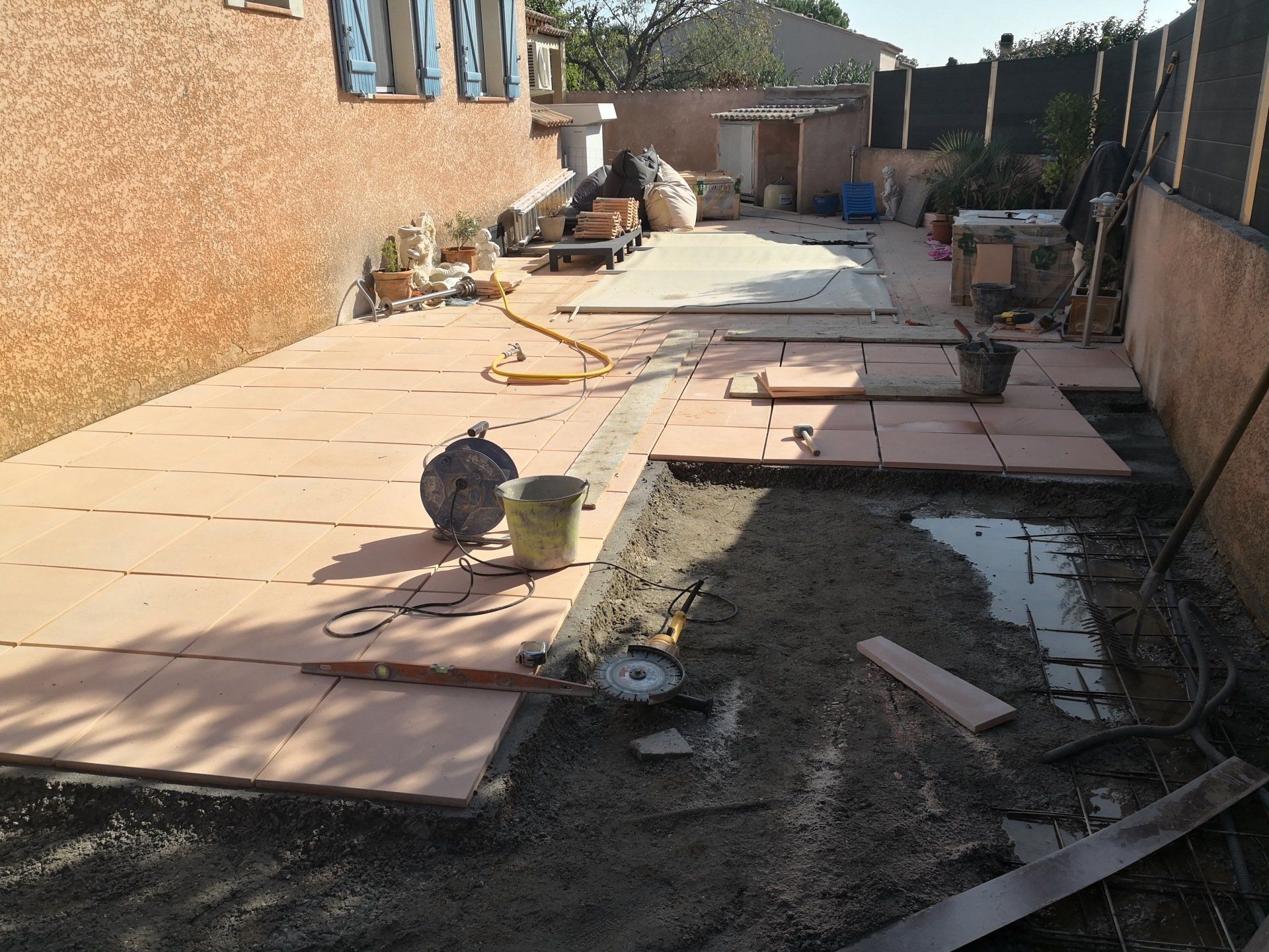 Aménagement de cour, pose de carrelage
