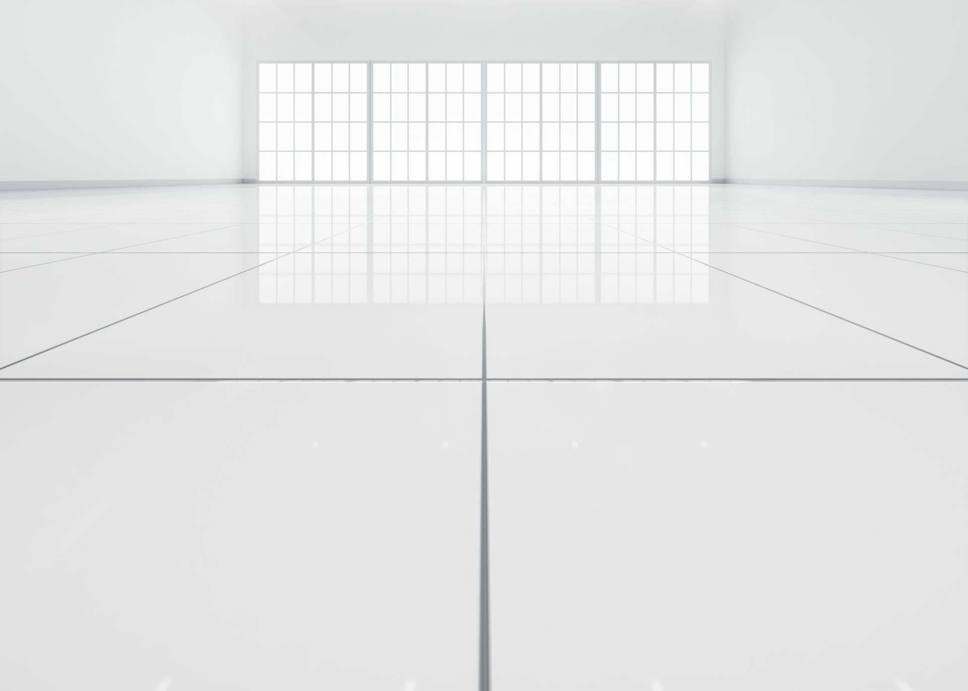 Leerer weißer Raum mit großen Fenstern, reflektierendem Boden und schwarzen Linien.