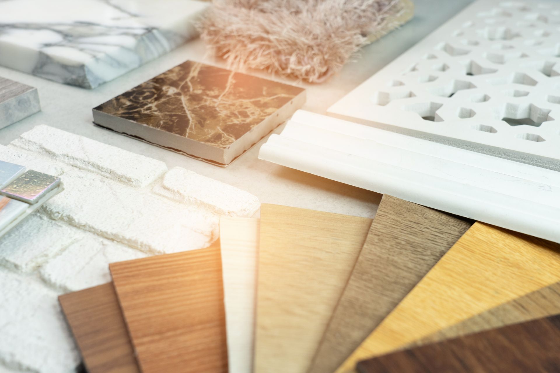 Nahaufnahme von Innenarchitekturbeispielen: Fliesen-, Holz- und Stoffmuster in verschiedenen Farben und Texturen.