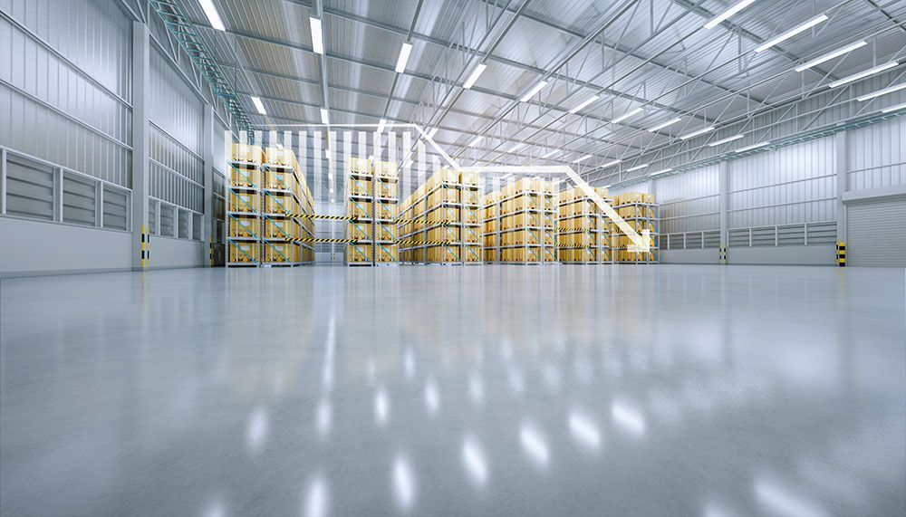 Lagerhalleninneres mit gestapelten Kisten und einer darüber gelegten Abwärtstrendlinie, die auf den Bodenbelag hinweist.