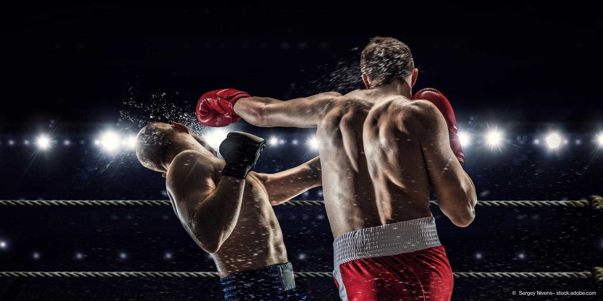 Ein Boxer trifft einen Schlag bei einem Gegner