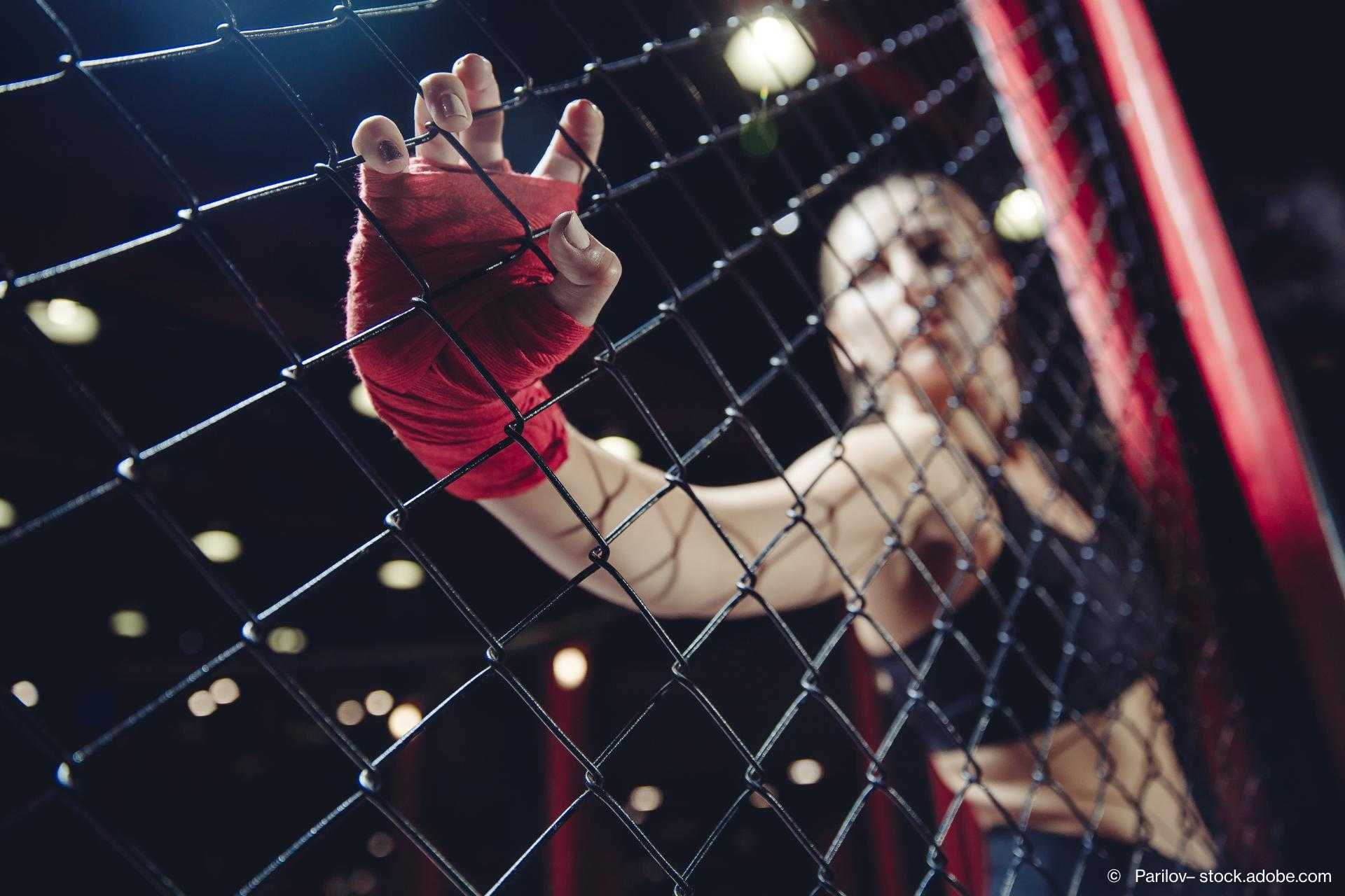 Eine MMA-Kämpferin steht am Rand des Rings