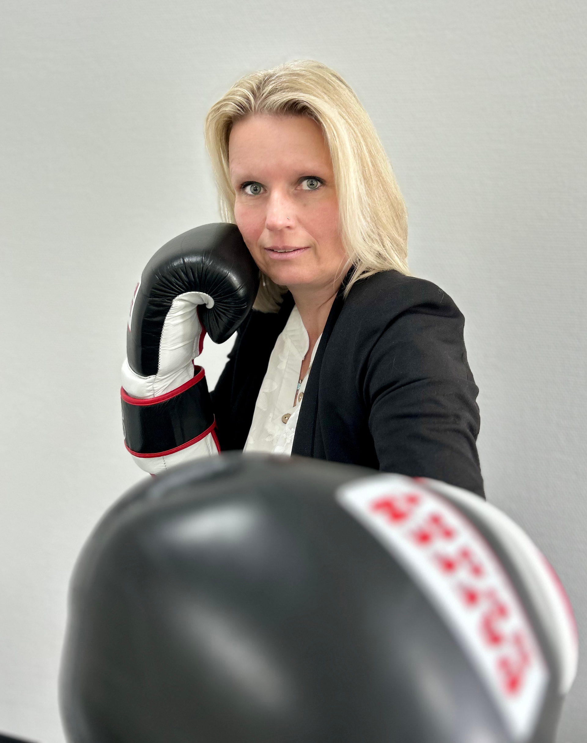 Eine blonde Frau in einem Anzug