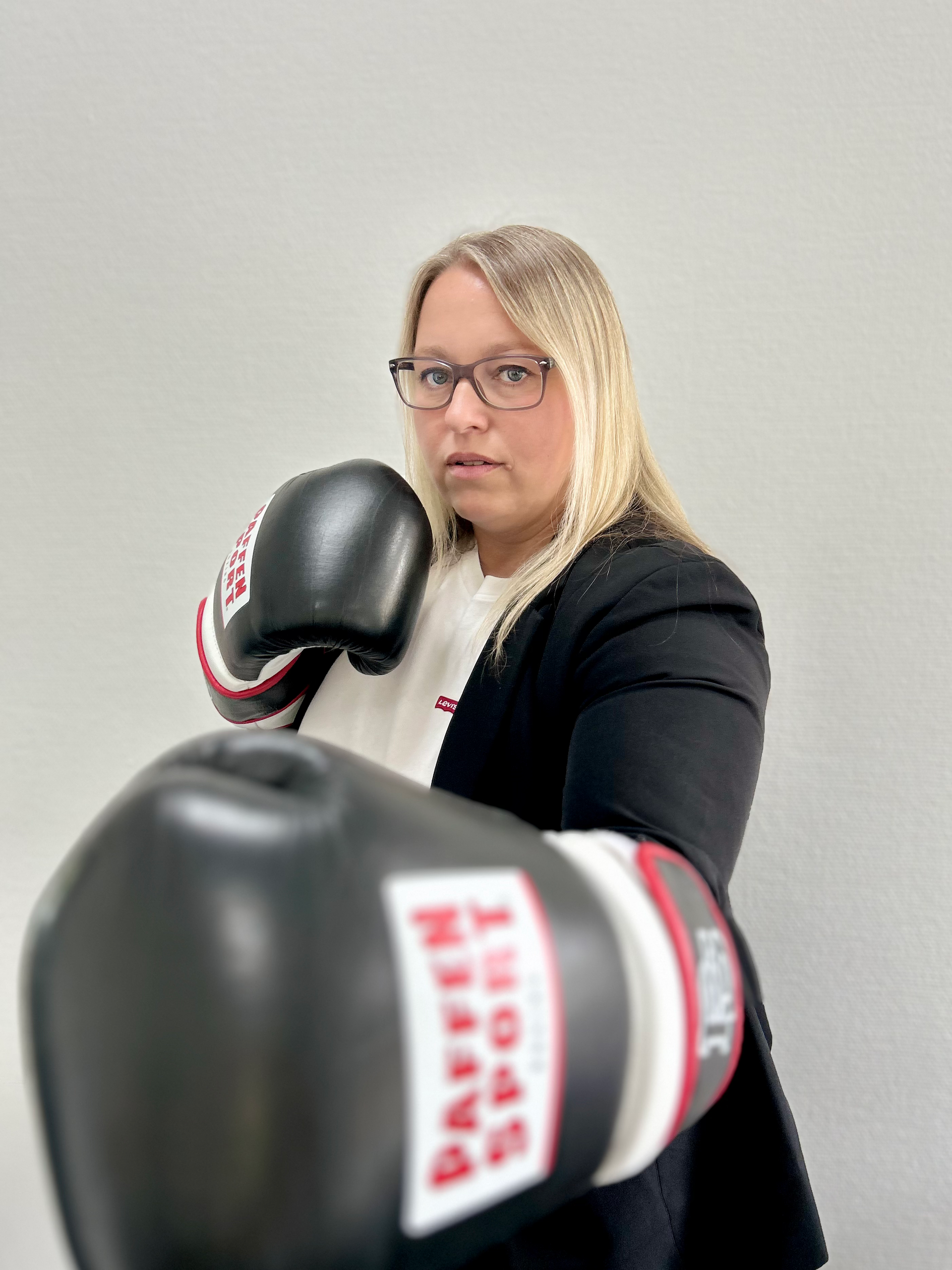 Eine brünette Frau lächelt in die Kamera