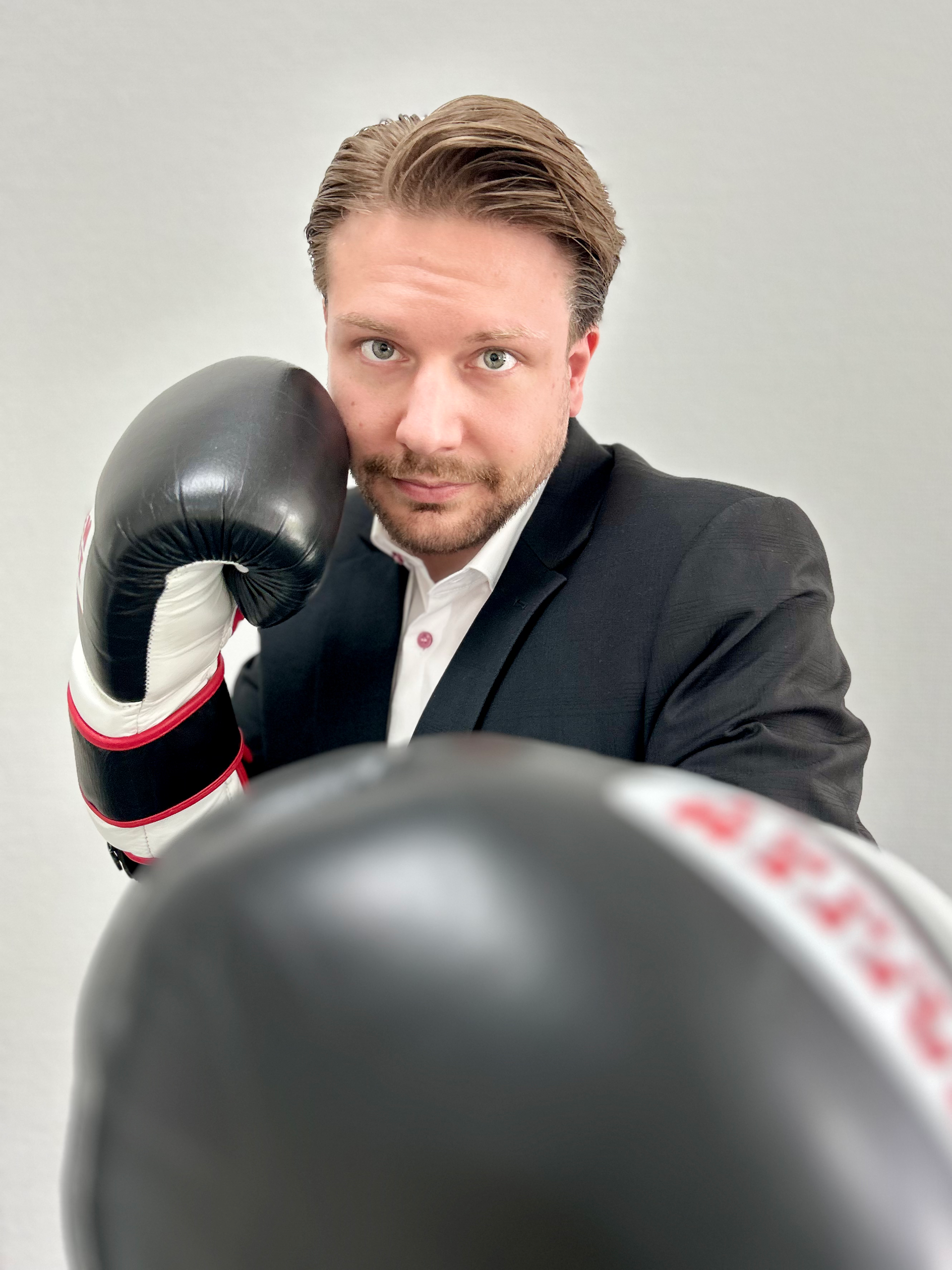 Eine Person in einem Anzug