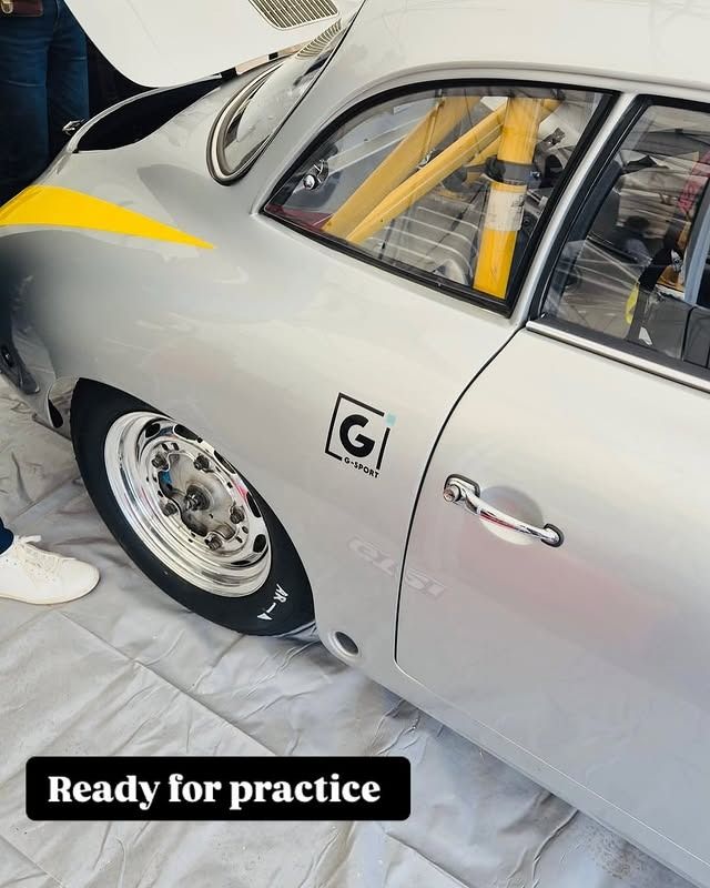 gros plan sur l'aile d'une voiture avec le logo G-Sport