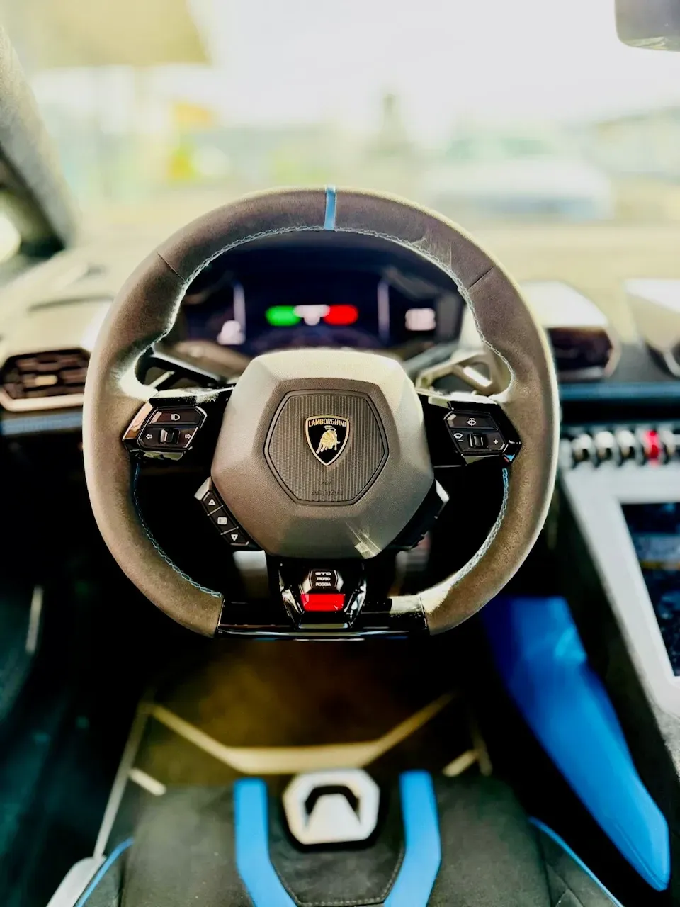 LAMBORGHINI Huracan STO - zoom sur le volan