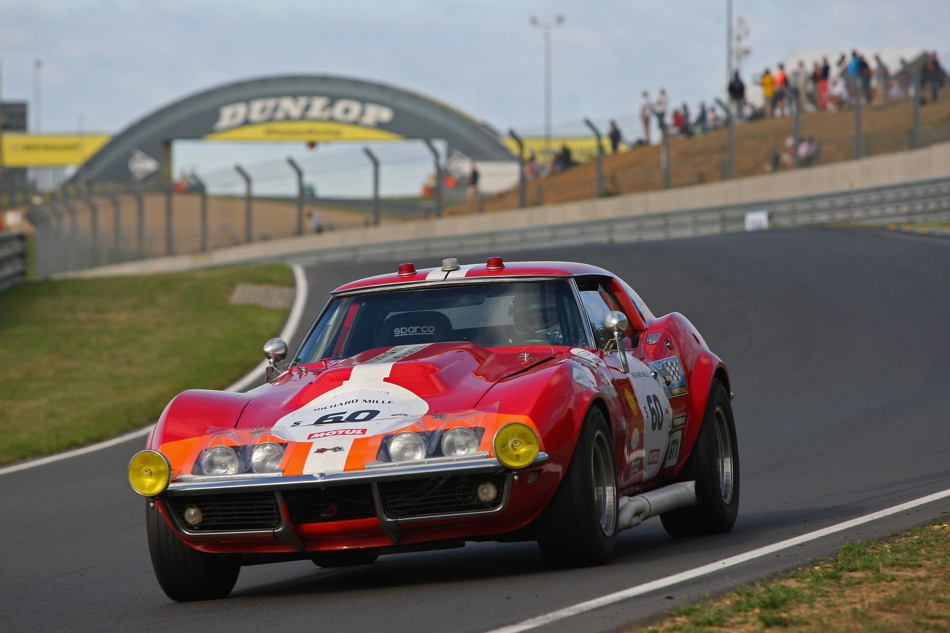 une voiture de course rouge en train de rouler