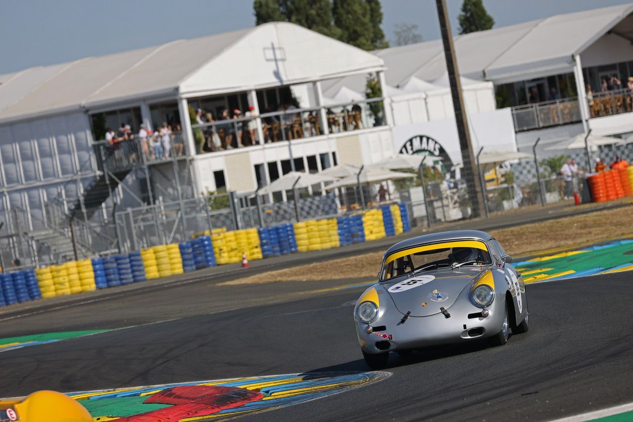 Voiture de course ancienne de face sur circuit
