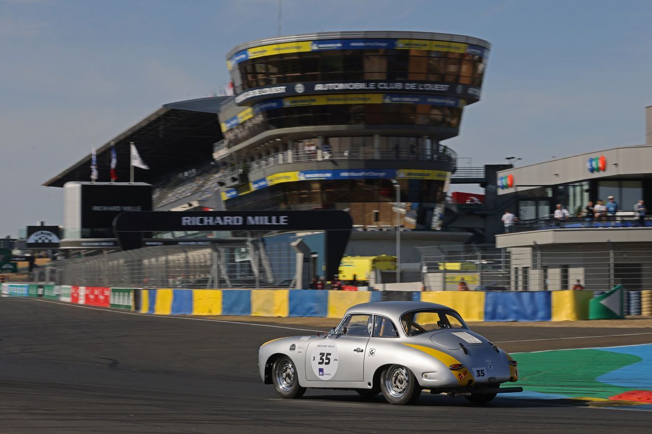 Voiture de course ancienne sur circuit