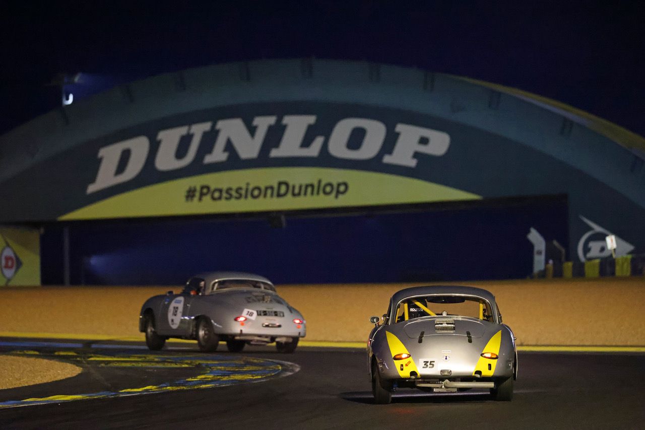 Voitures de courses sur circuit de nuit