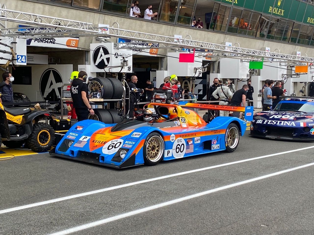 vue une voiture de courses dans son écurie sur circuit