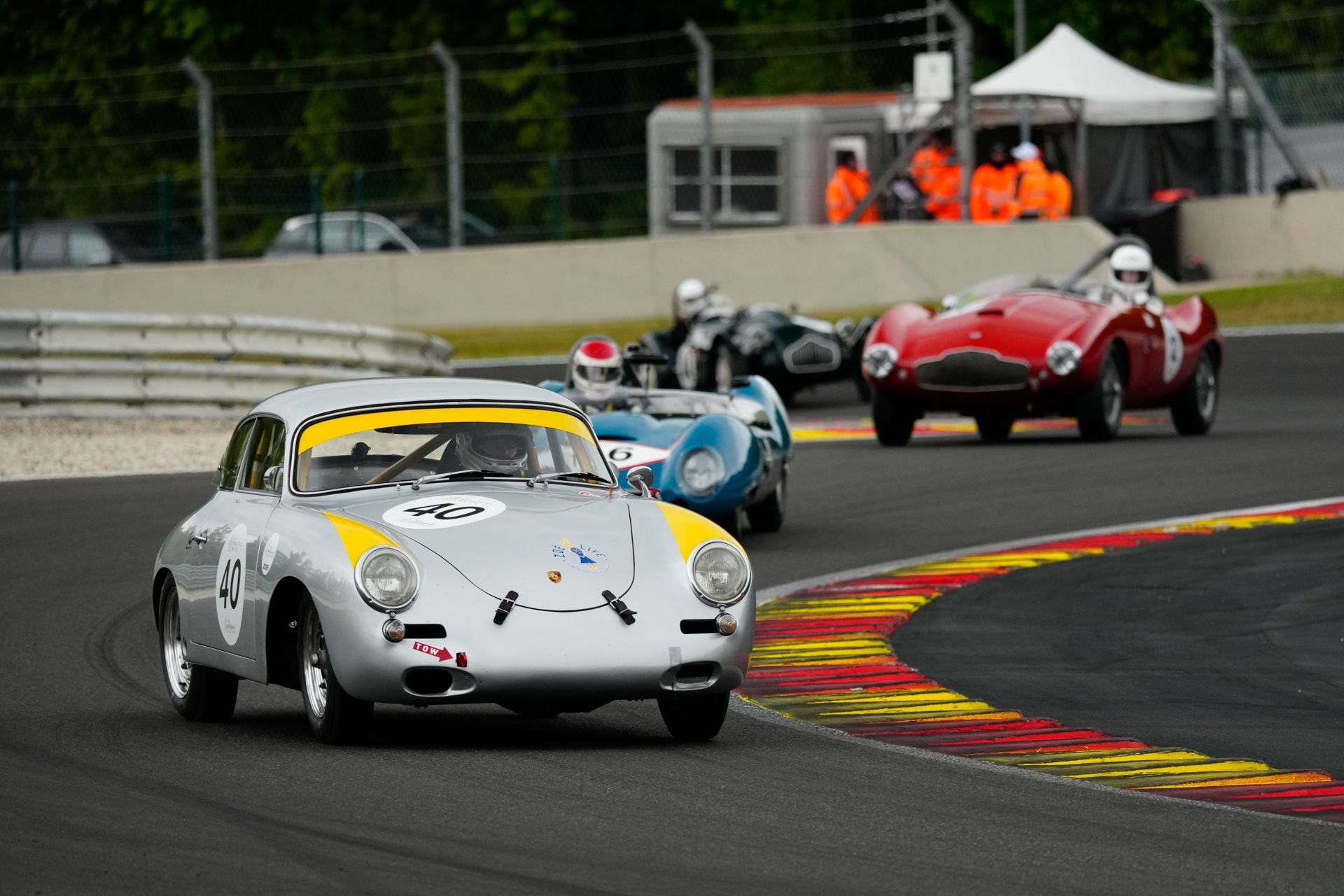 Voiture de course sur circuit