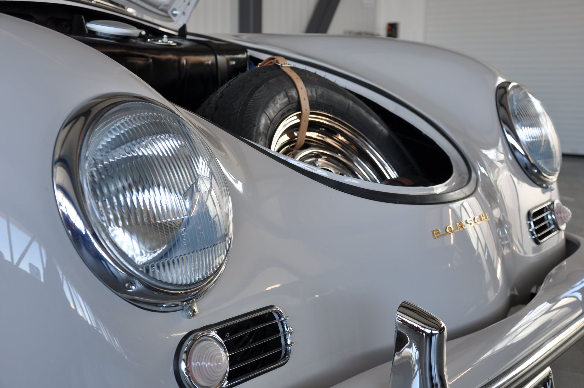 Porsche 356 A, Modèle European - coffre avant ouvert avec roue de rechange.
