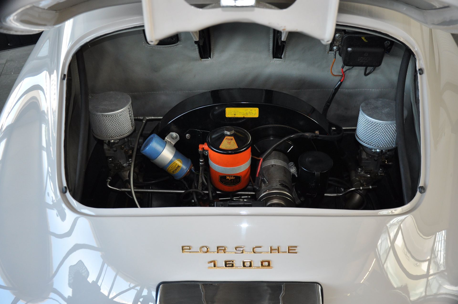 Moteur Porsche 356 blanc, composants noirs, deux filtres à air, pièces orange et bleues.