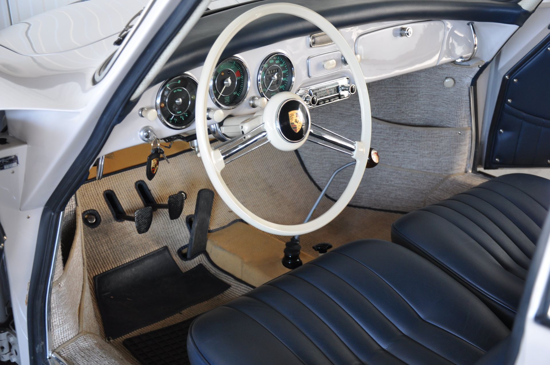 Porsche 356 A, Modèle European portière côté passager ouverte.