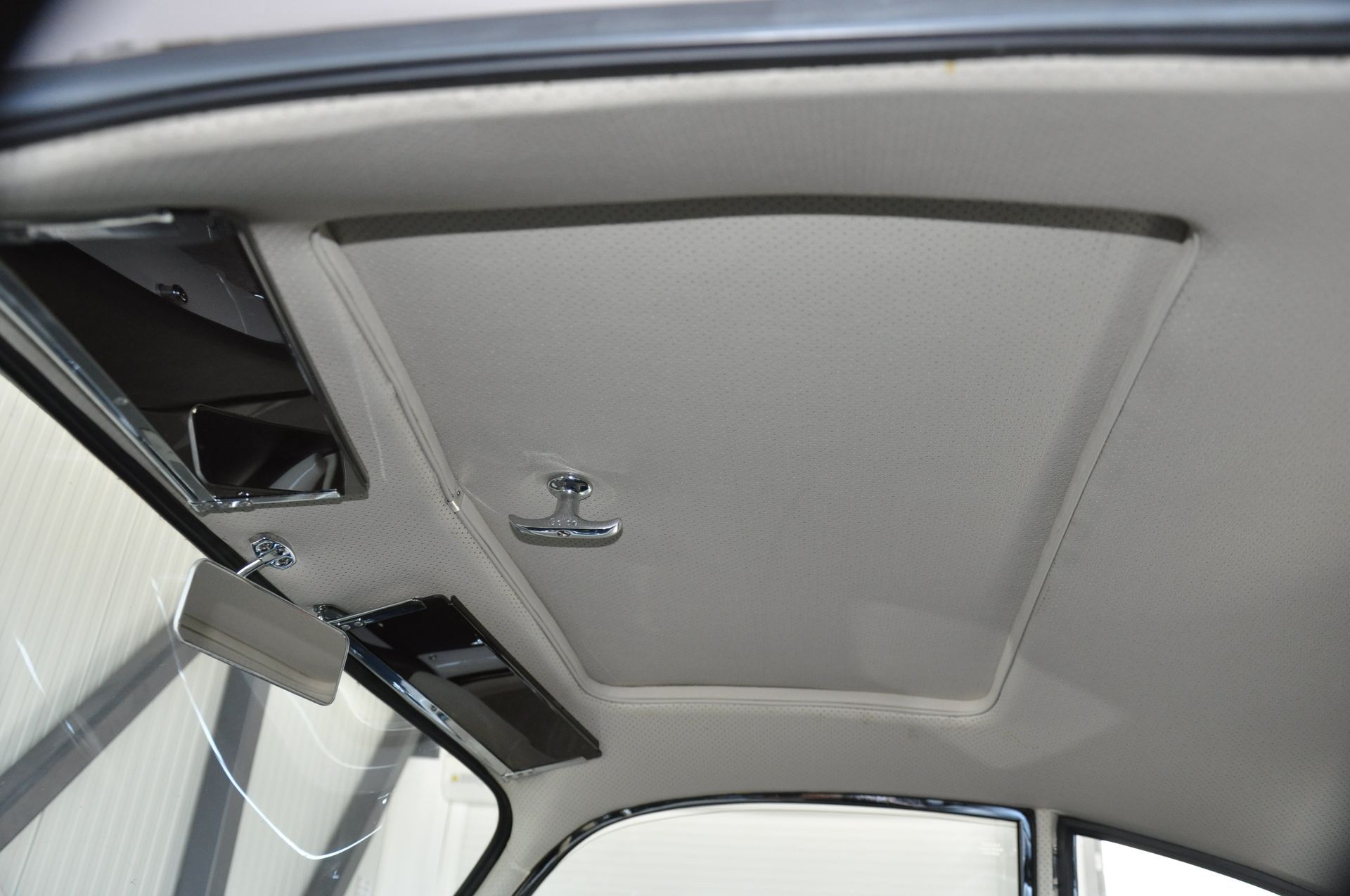 Porsche 356 A, Modèle European - toit ouvrant vue de l'intérieur.