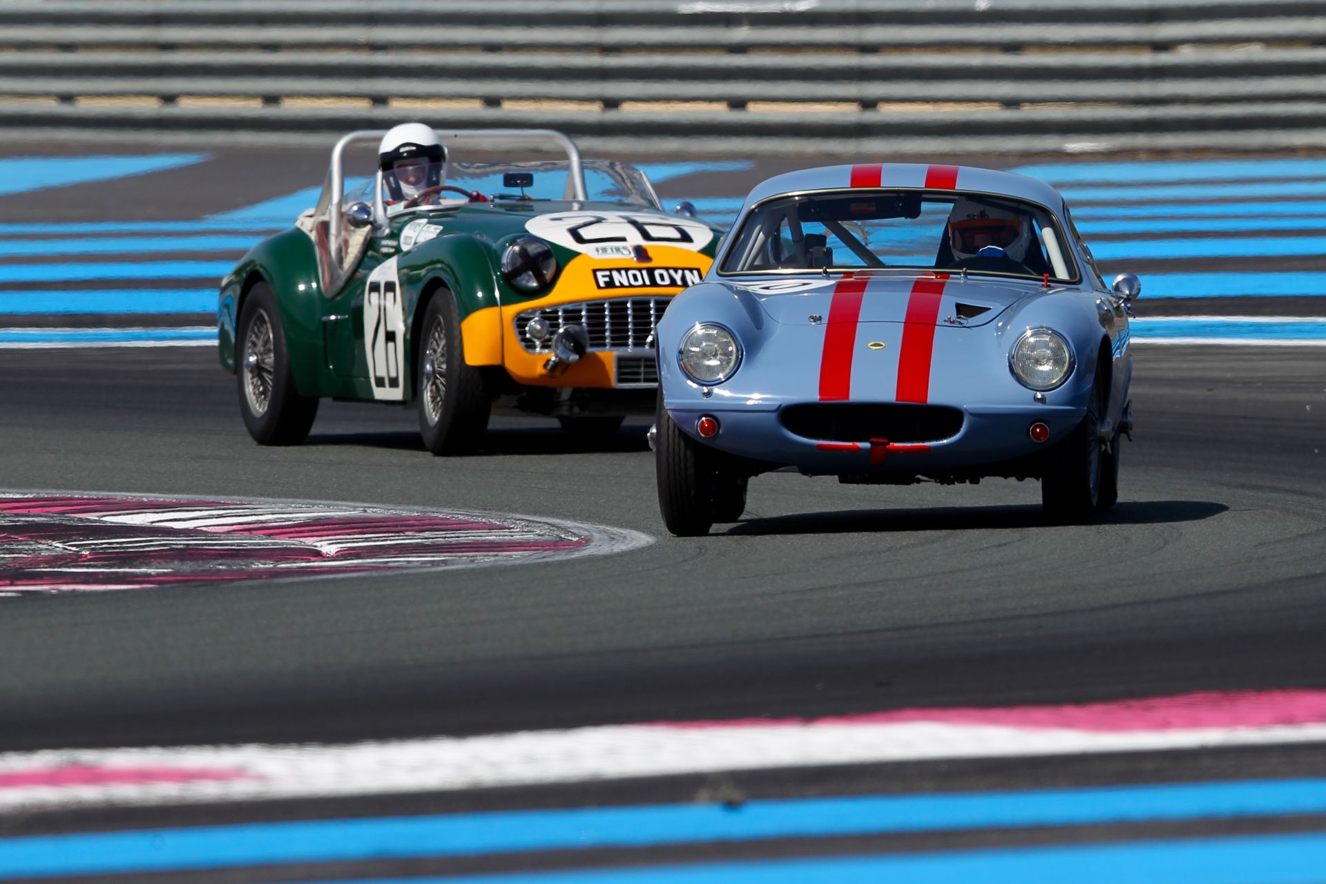 des voitures ancienne sur un circuit de course