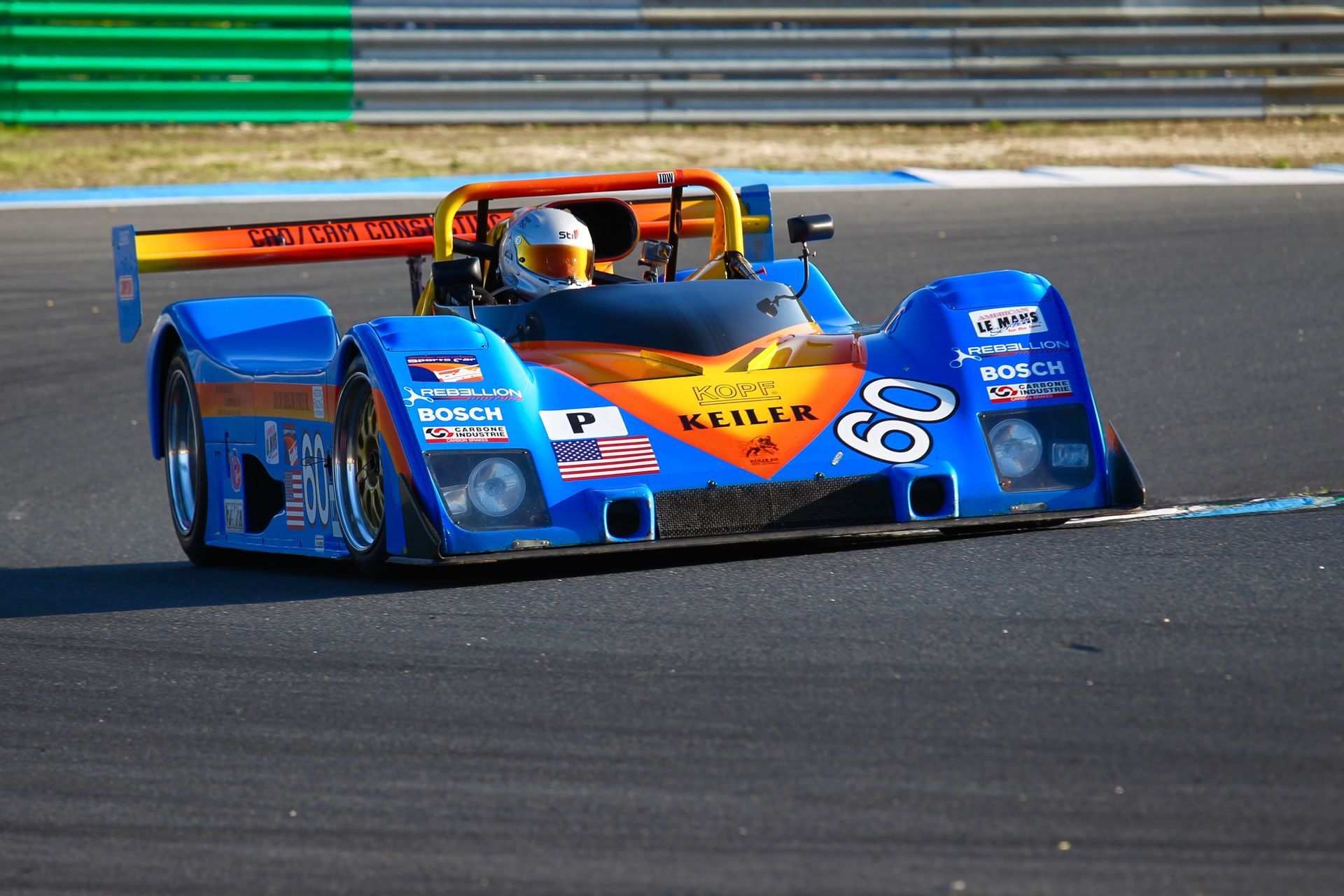 gros plan sur une voiture de course sur un circuit