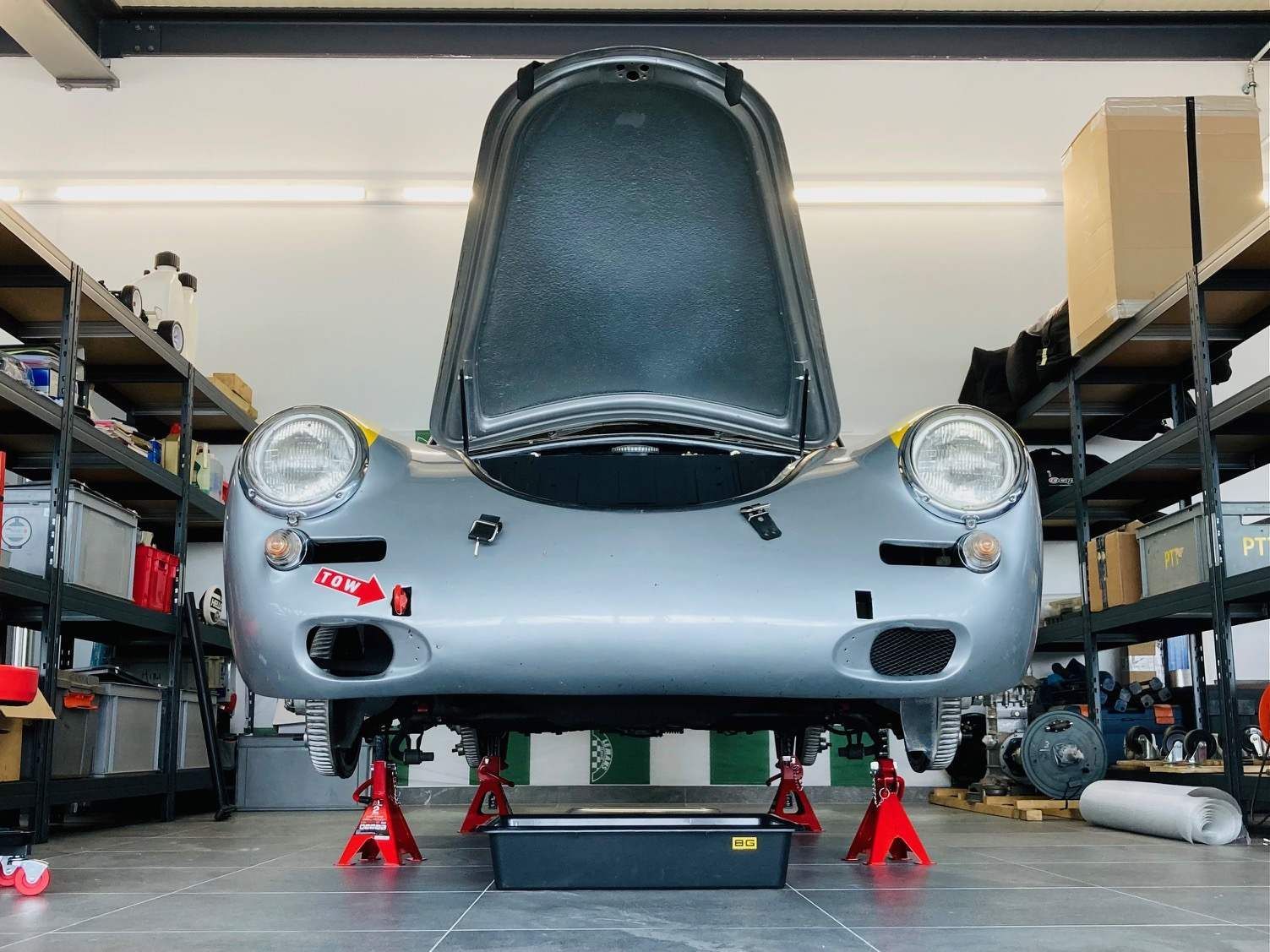 Vue de devant d'une voiture de Sport dans un garage