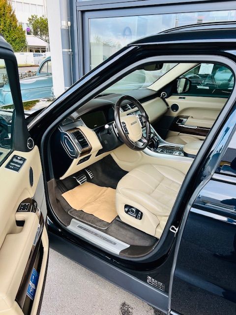 Range rover Sport SC portière ouverte côté conducteur.