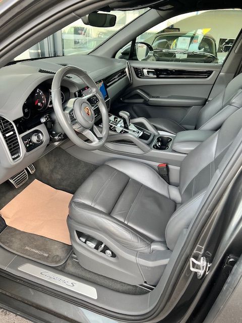 Intérieur côté conducteur Porsche Cayenne S