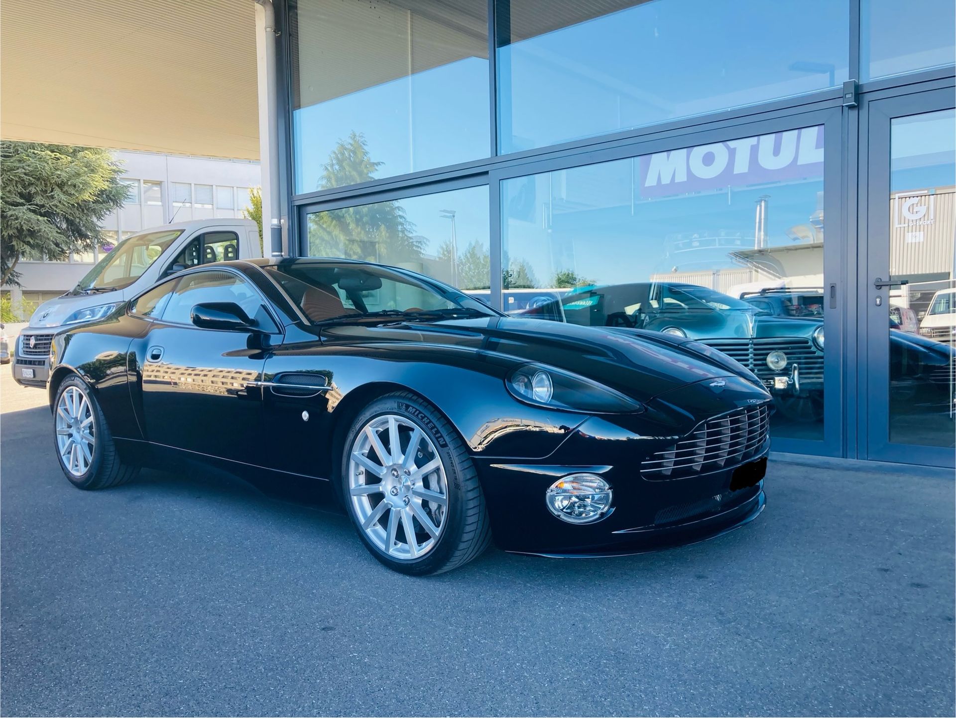 une voiture noire de luxe