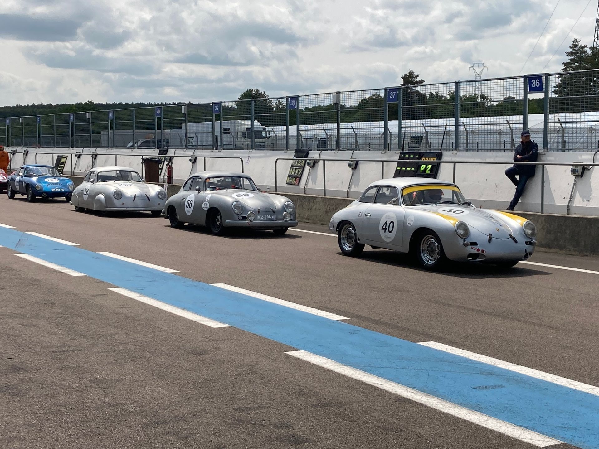 Plusieurs voitures de courses les unes derrières les autres