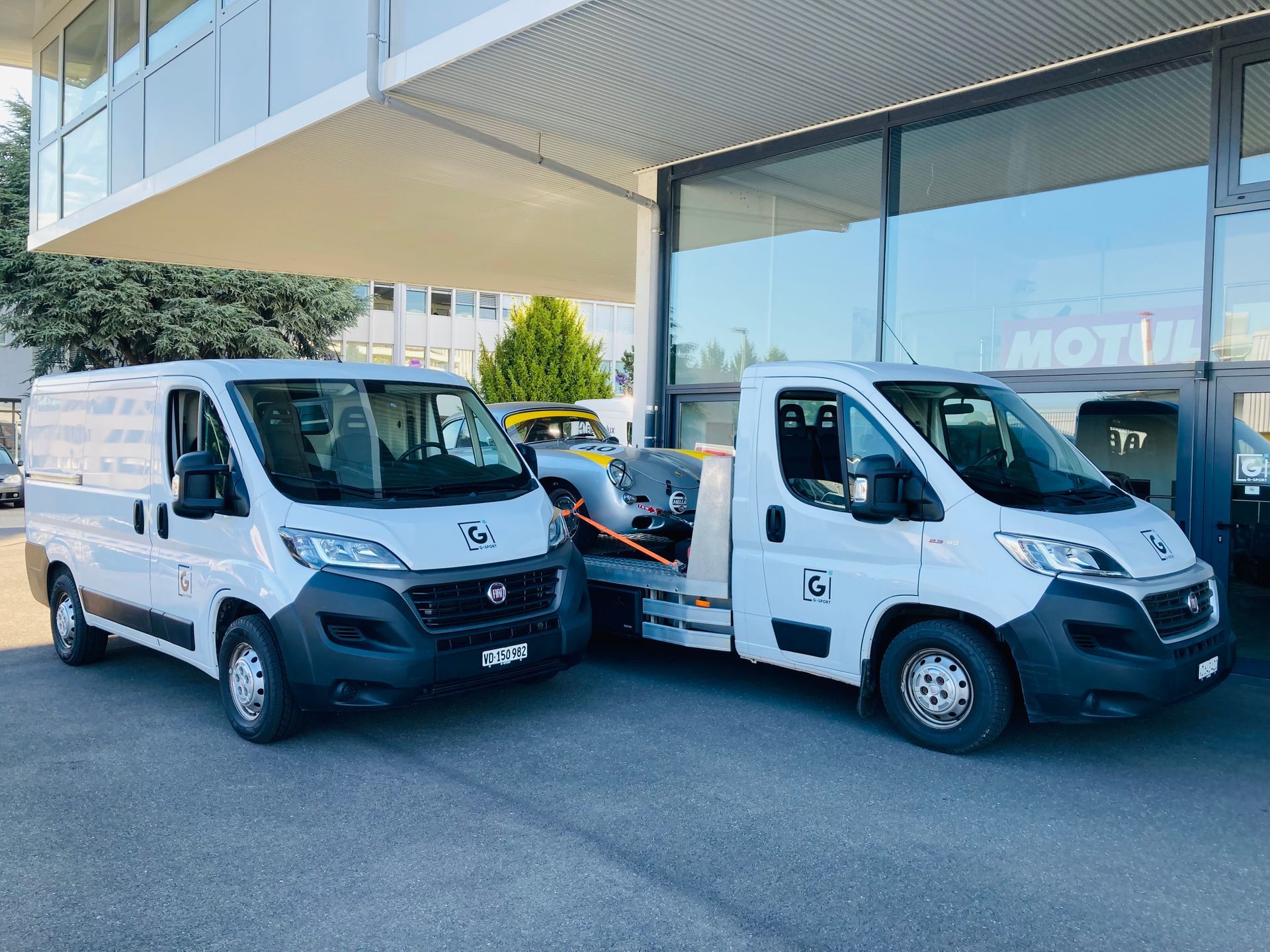 une camionnette à côté d'un véhicule à plateau