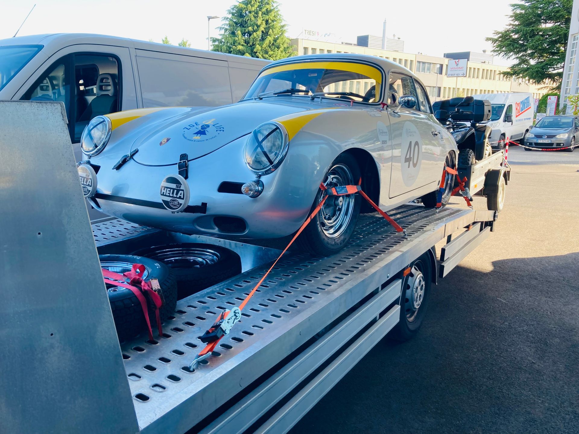 une voiture de course en train d'être remorquée