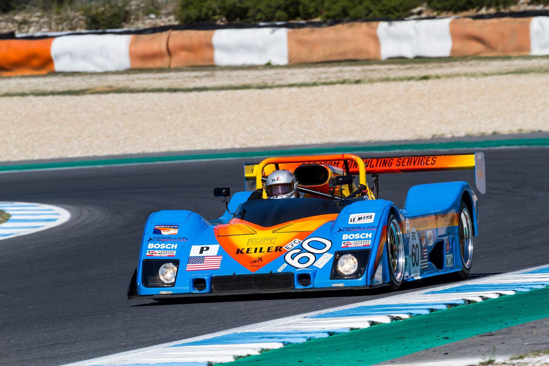 voiture de courses anciennes bleue et orange