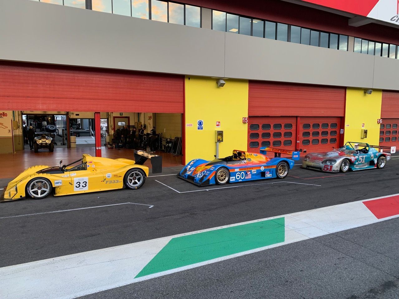 voitures de courses garées