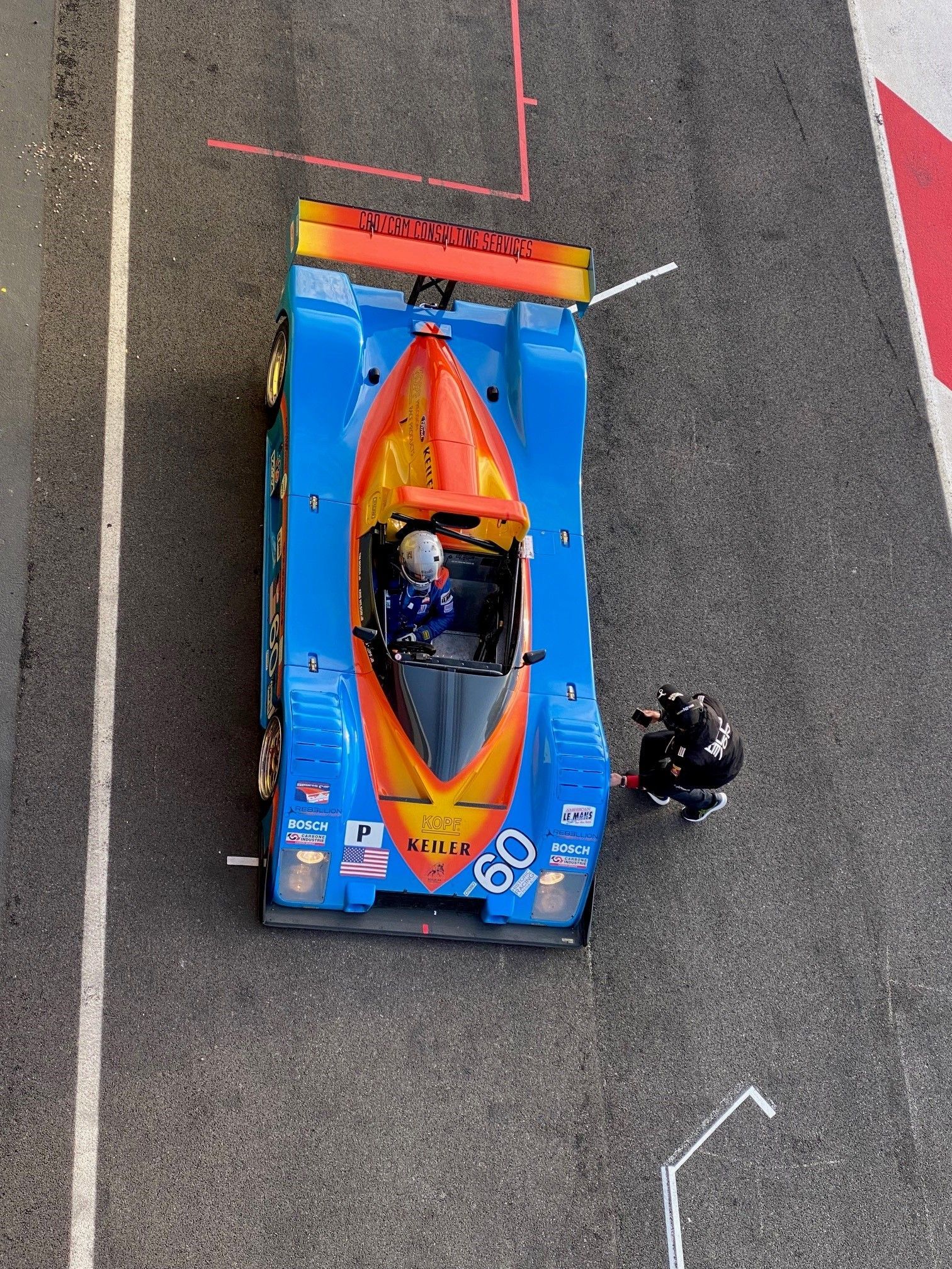 vue de dessus d'une voiture de course bleue et orange