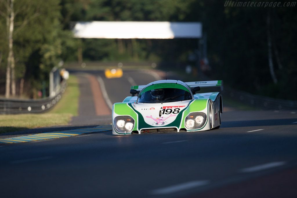 Voiture de course lancée sur circuit