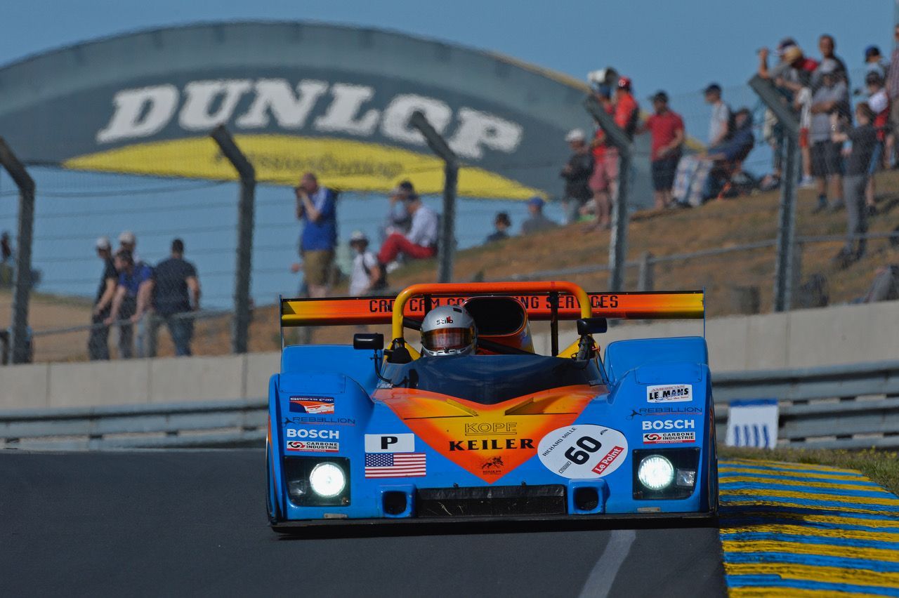 Vue de face d'une voiture de course