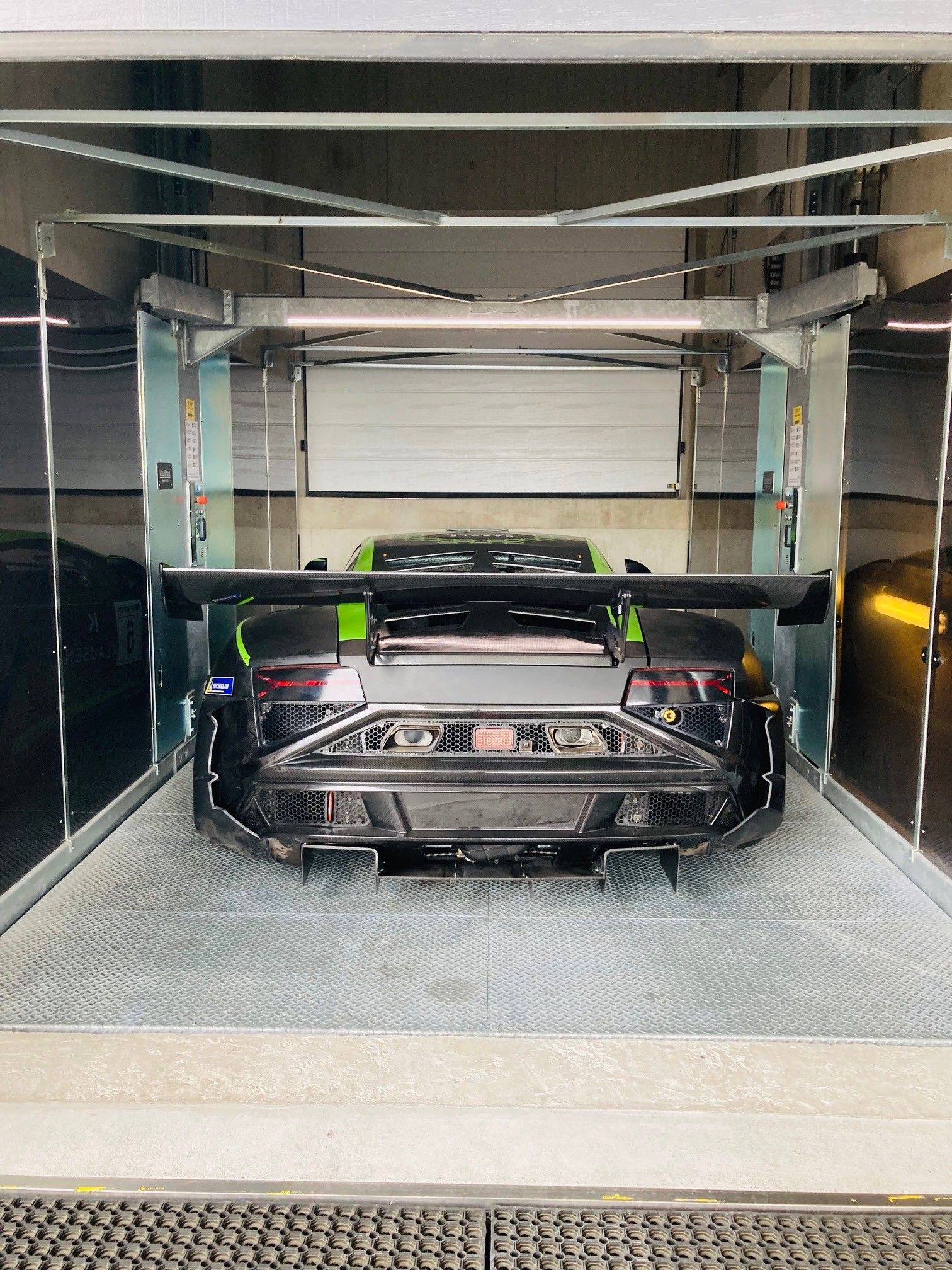 Prise en charge d'une lamborghini dans l'ascensceur